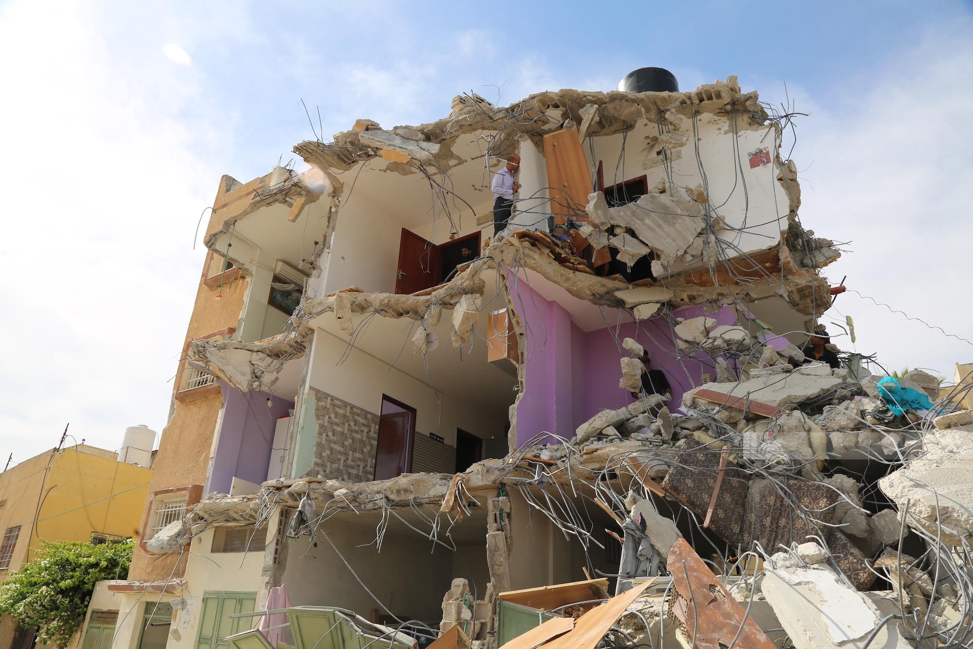 آثار الدمار والخراب الذي خلفه الاحتلال في المنزل الذي حاصره في بلدة طمون جنوب طوباس (تصوير: إسراء غوراني/وفا)